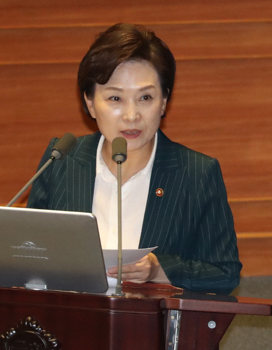 김현미 국토교통부 장관이 10일 오후 국회 본회의에서 의원들의 경제분야 대정부질문에 답변하고 있다.  사진=연합뉴스